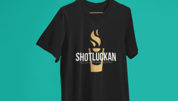 shotluckan svart tshirt mockup grön bakgrund